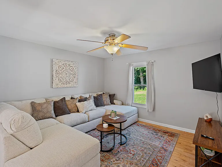 387 Maple Ave — Photo 12