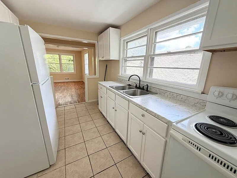 3 bed, 1.0 bath, 1140 sqft, $1,200 — Photo 4