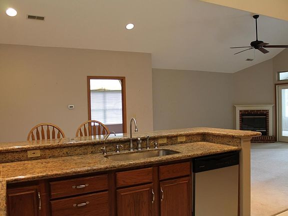 5th image of 15 Woodberry Dr