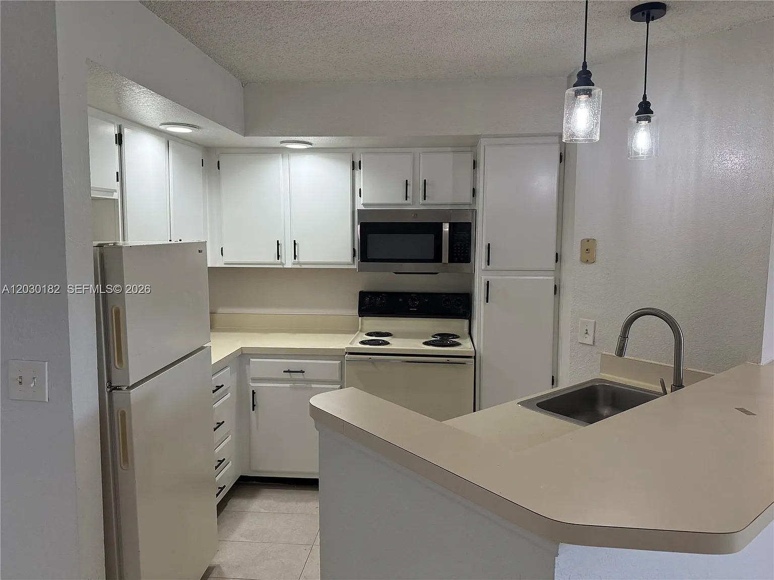Coral Key Condo — Photo 1