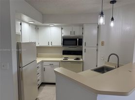 3330 Pinewalk Dr N, Margate, FL
