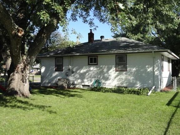 3rd image of 157 Poplar St W
