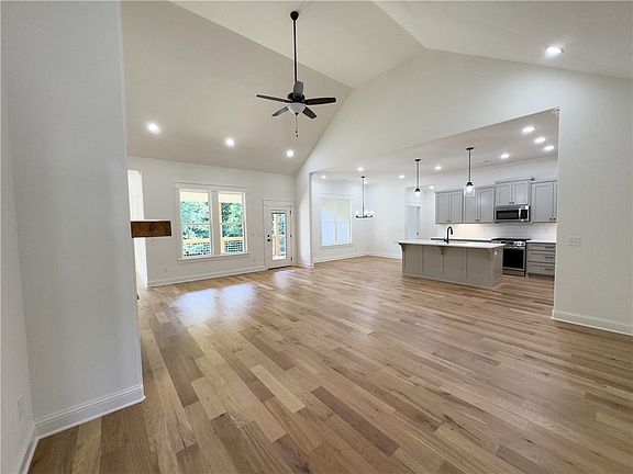 4th image of 12 Newburgh Ln