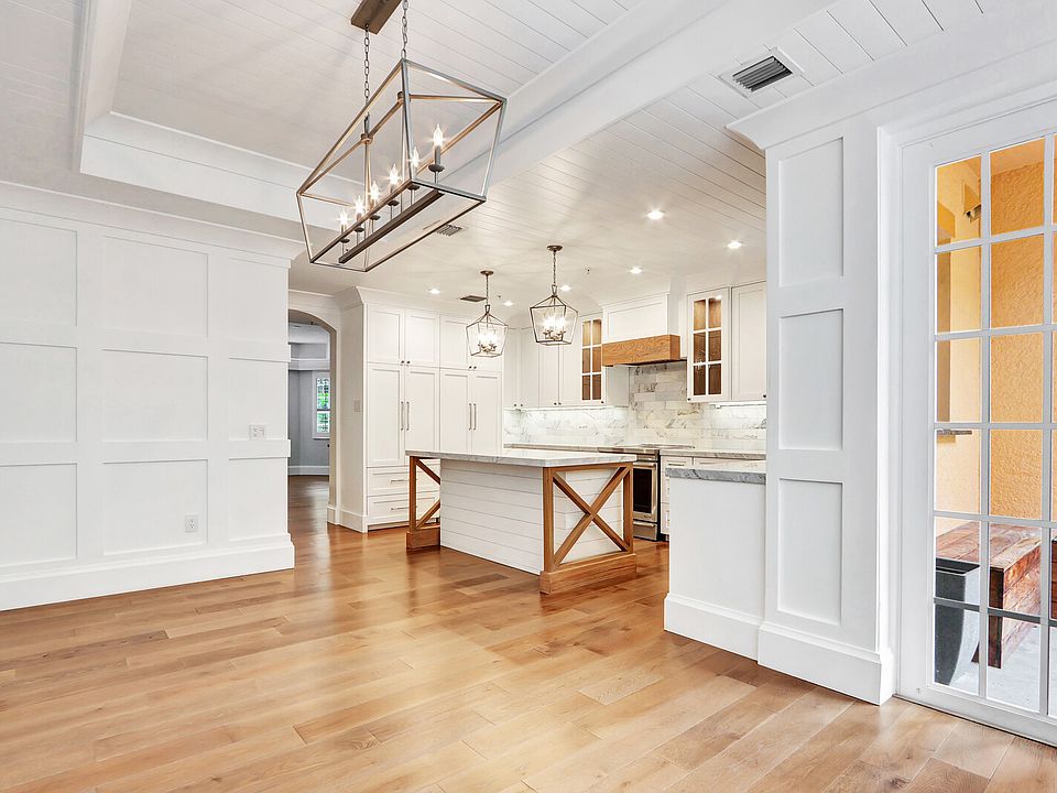EAT IN KITCHEN W/ SITTING AREA