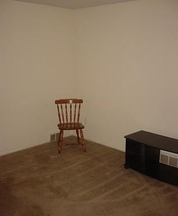 3rd image of 5689 N Walton St