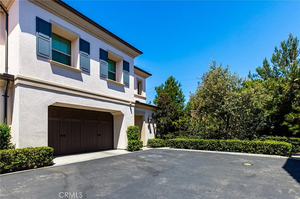 3 bed, 2.5 bath, 1849 sqft, $5,000 — Photo 2