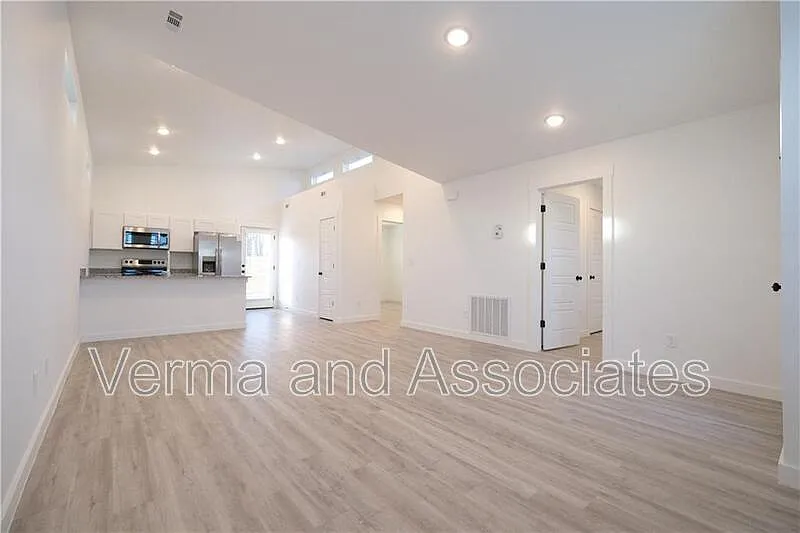 2 bed, 1.0 bath, 820 sqft, $1,295 — Photo 3