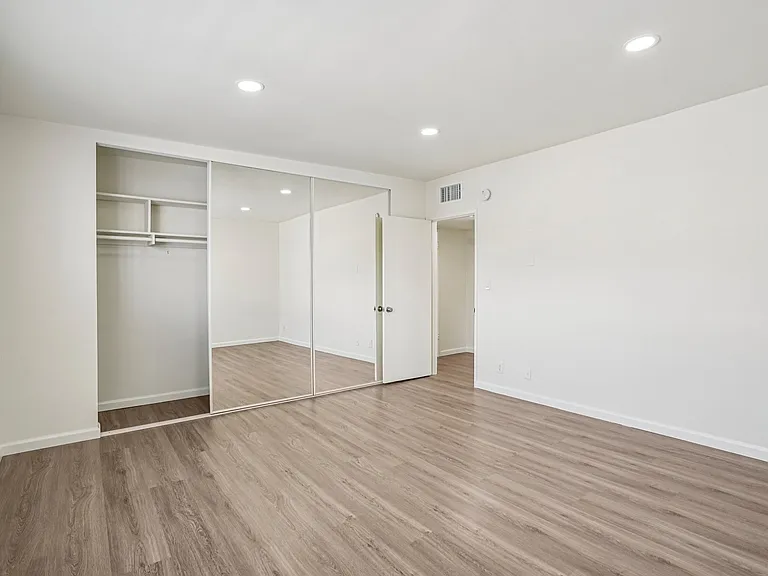 Willis Apartments — Photo 22