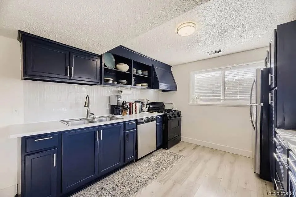 7056 W Rowland Ave — Photo 3