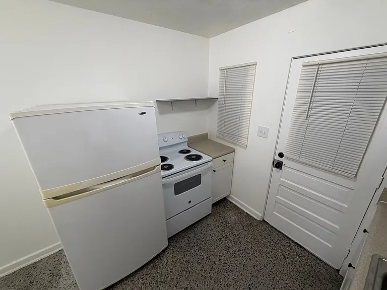 2109 S Mills Ave — Photo 6