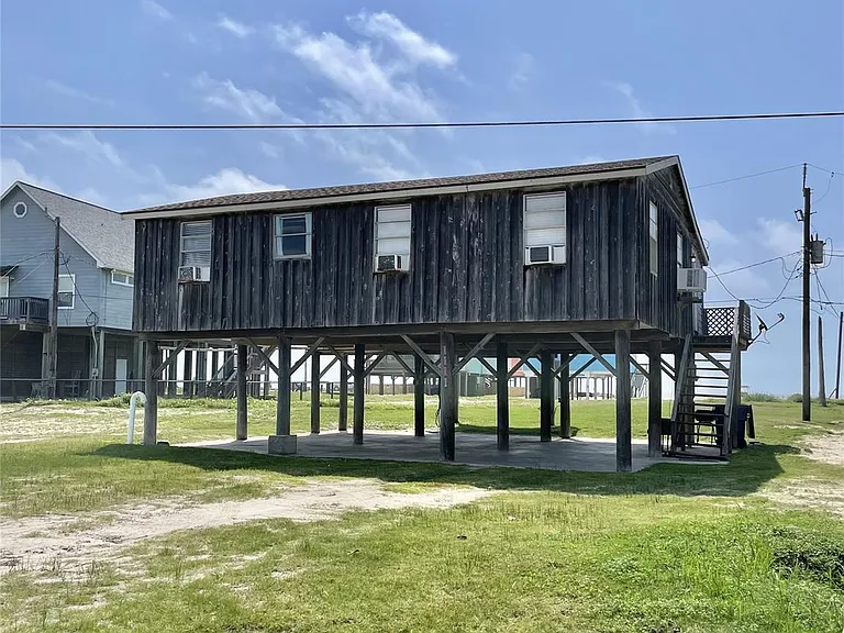 1111 Surf Dr — Photo 2