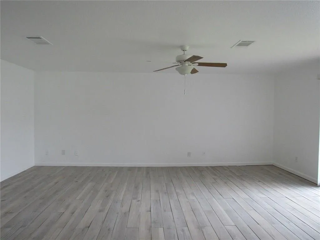 4 bed, 2.5 bath, 2801 sqft, $2,400 — Photo 4