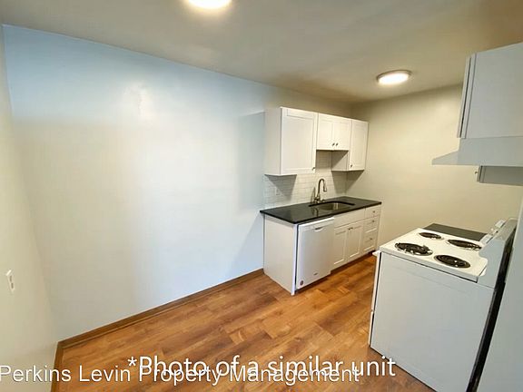 4th image of 2424 4th St NE Unit 11