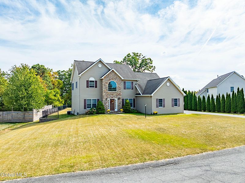 3rd image of 16 North Point Drive