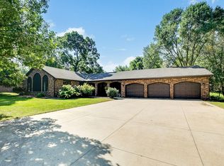 151 S Shannon Dr, Shakopee, MN 55379