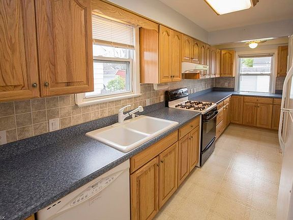 5th image of 14301 Montrose Ave