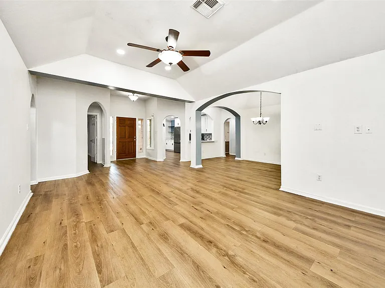 1419 Hudgens Ave — Photo 7
