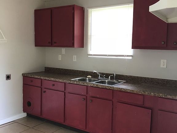 5th image of 1820 Tricou St
