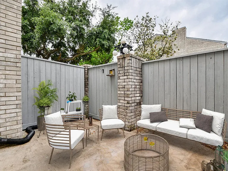 382 Wilcrest Dr — Photo 32