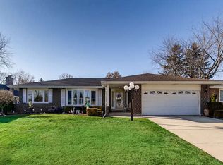 7810 Stratford Pl, Darien, IL