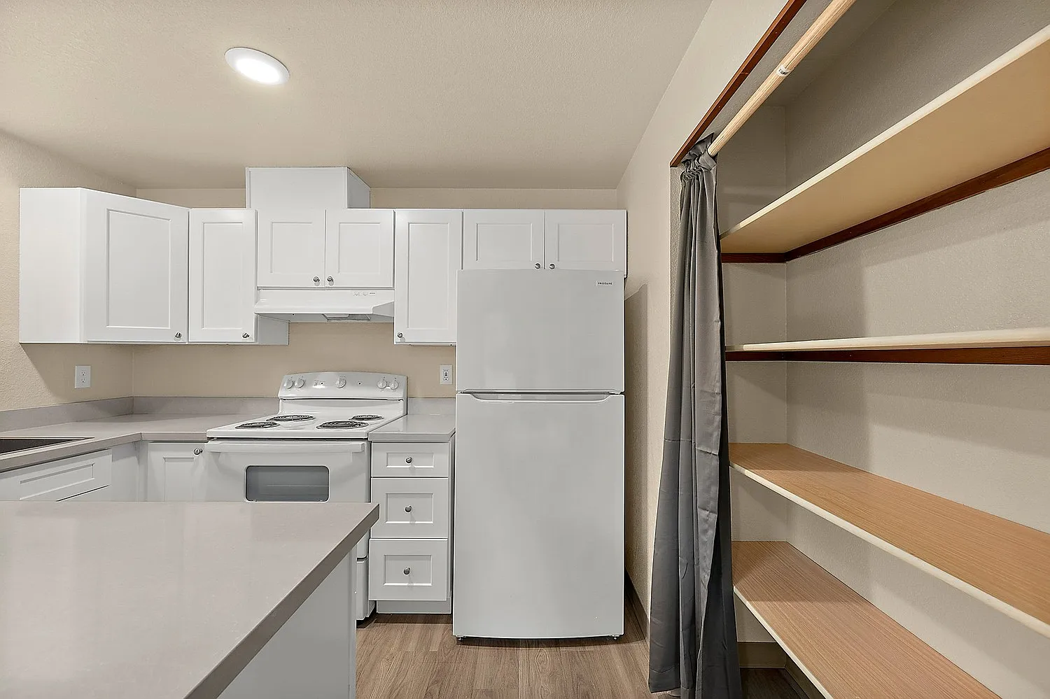 2 bed, 975 sqft, $1,800 — Photo 2