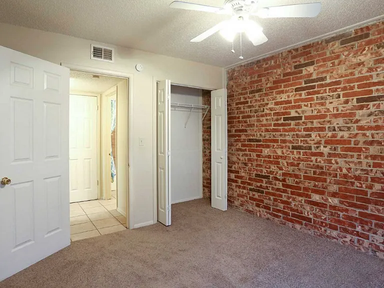 South Creekside Apartments — Photo 4