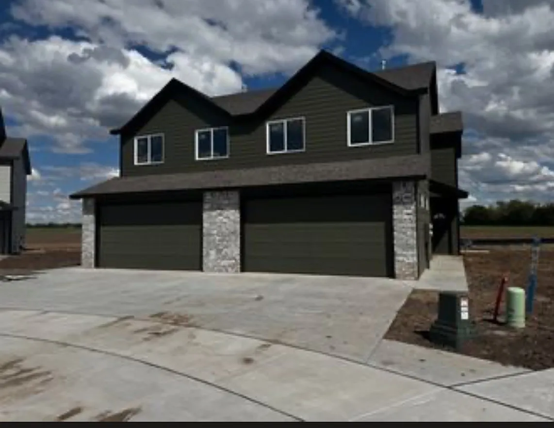 741 E Briarbrook Ct — Photo 1
