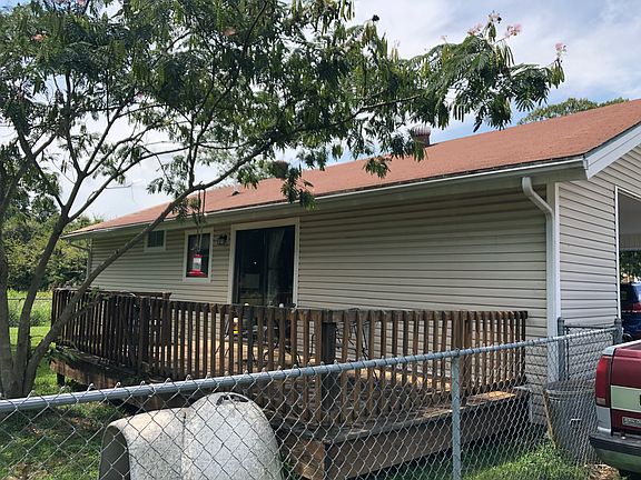 Fenced rear, small deck. 