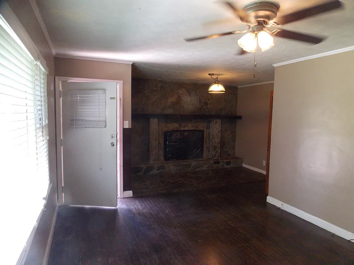 Building Photo - 215 Hillside Cir