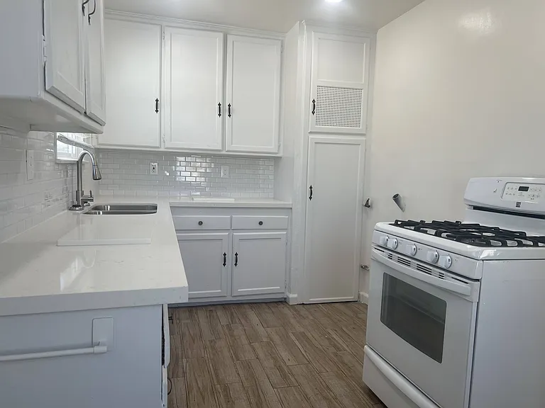 950 Flora St — Photo 6