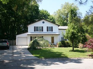 43 Flower Ln, Roslyn Heights, NY 11577