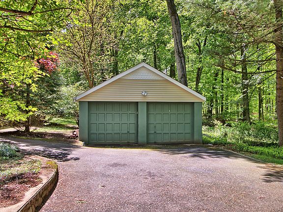 3rd image of 22 Cedar Lk E