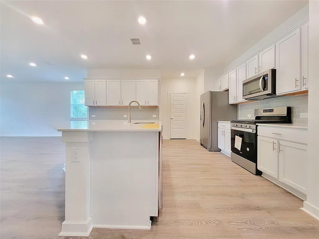 4 bed, 2.0 bath, 2125 sqft, $2,585 — Photo 4
