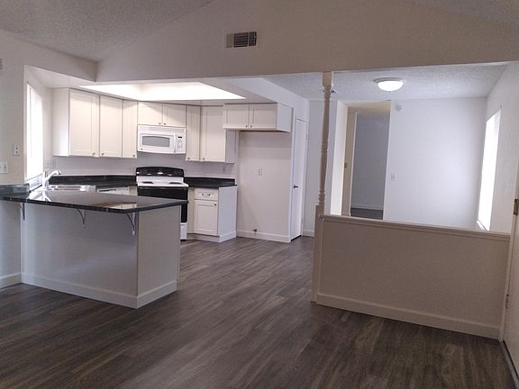 3rd image of 130 Kiowa Ct