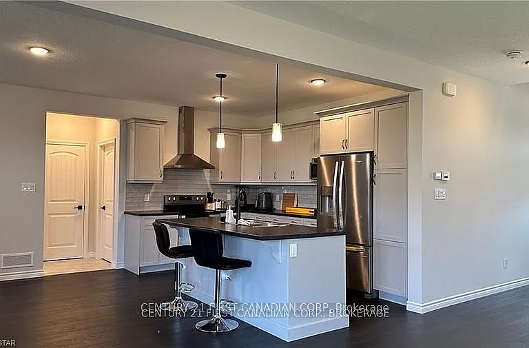 63 Royal Cres — Photo 8