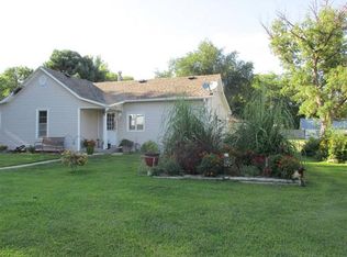 421 S Brown Ave, Clay Center, NE 68933