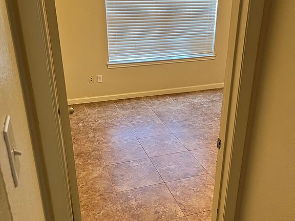 3rd image of 1221 W Hopkins St #12