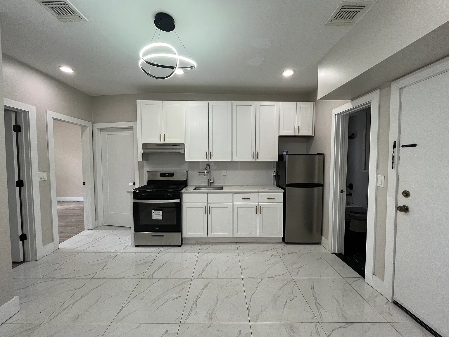 2 bed, 800 sqft, $2,100 — Photo 1