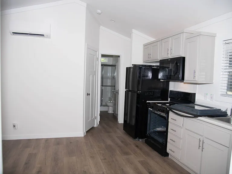 2351 E Grand Ave #D8 — Photo 4