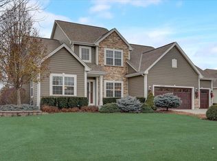 W347N5815 Foxglove Ct, Oconomowoc, WI