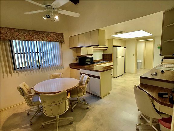 4th image of 843 Country Club Cir #12