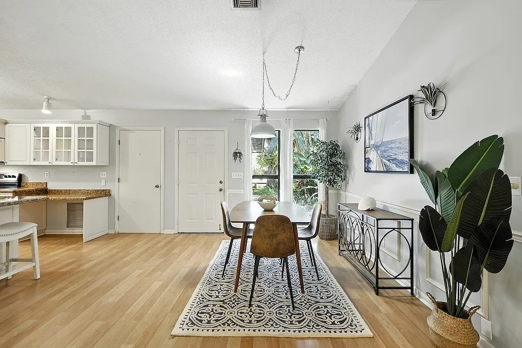 3 bed, 1200 sqft, $2,300 — Photo 1