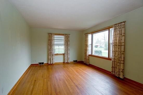 2nd image of 204 E Paw Paw St