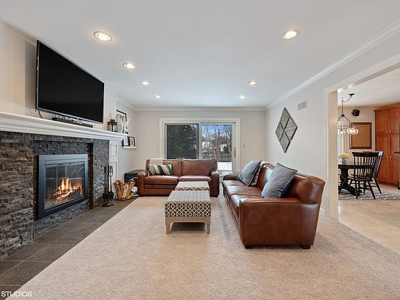 4th image of 323 Bel Air Dr