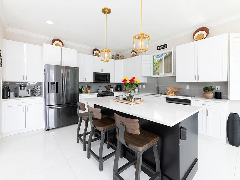 314 NE Surfside Ave — Photo 13