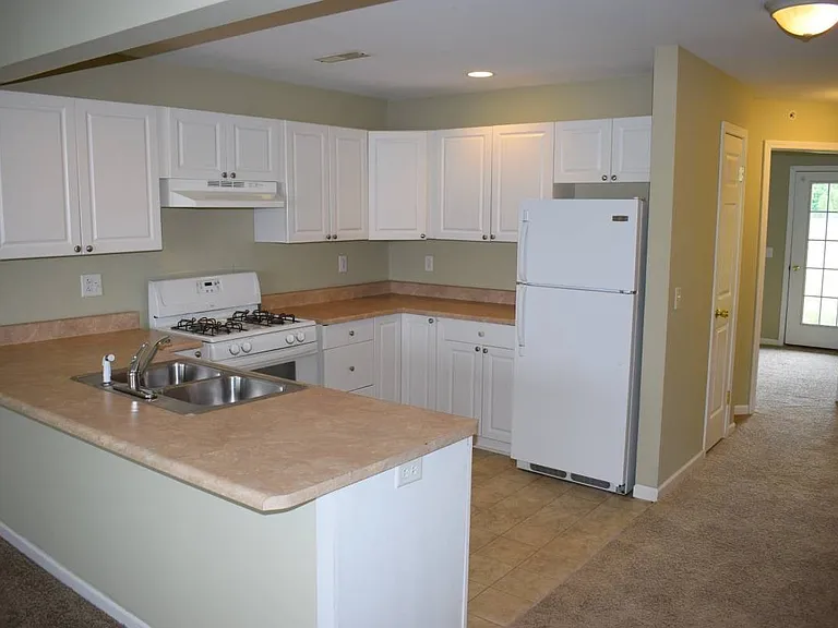 Clover Crossings Apartments — Photo 11