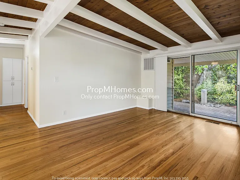 1885 SW Wellington Ave — Photo 3
