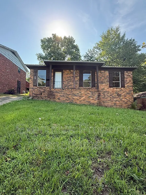 3 bed, 1.0 bath, 1044 sqft, $1,100 — Photo 1