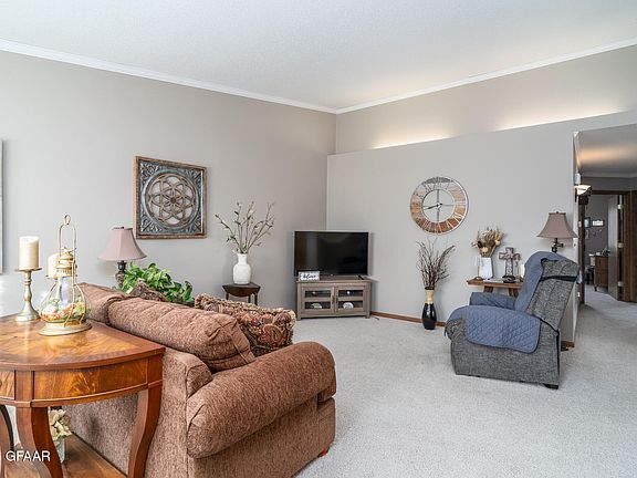 3rd image of 418 Crestwood Ct SE