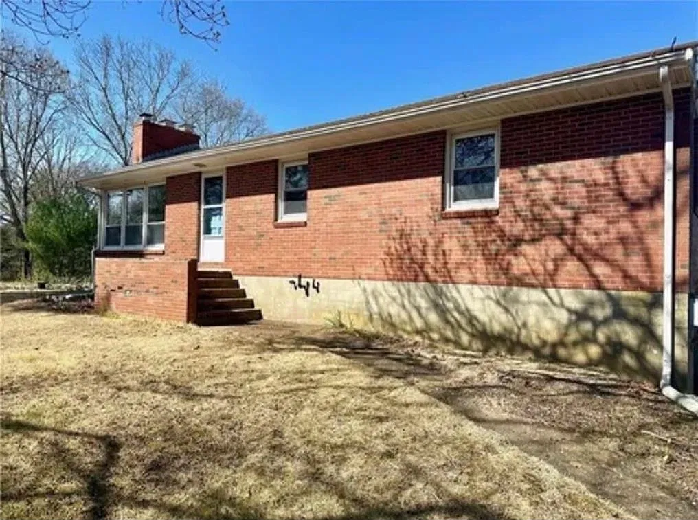 3 bed, 2.0 bath, 1152 sqft, $2,900 — Photo 3